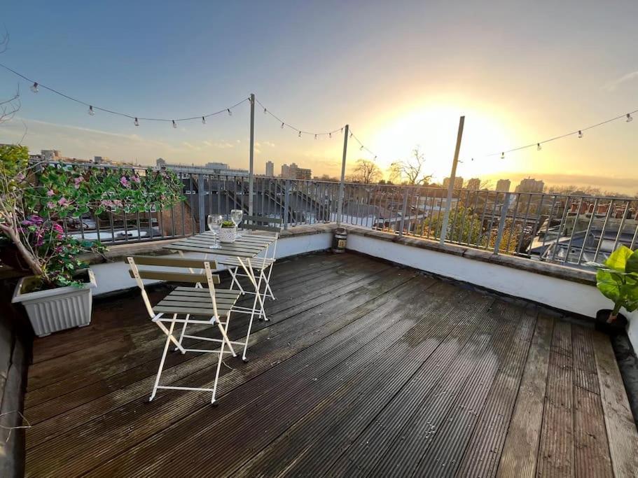 Modern With Stylish Terrace - Your London Oasis! Exterior photo