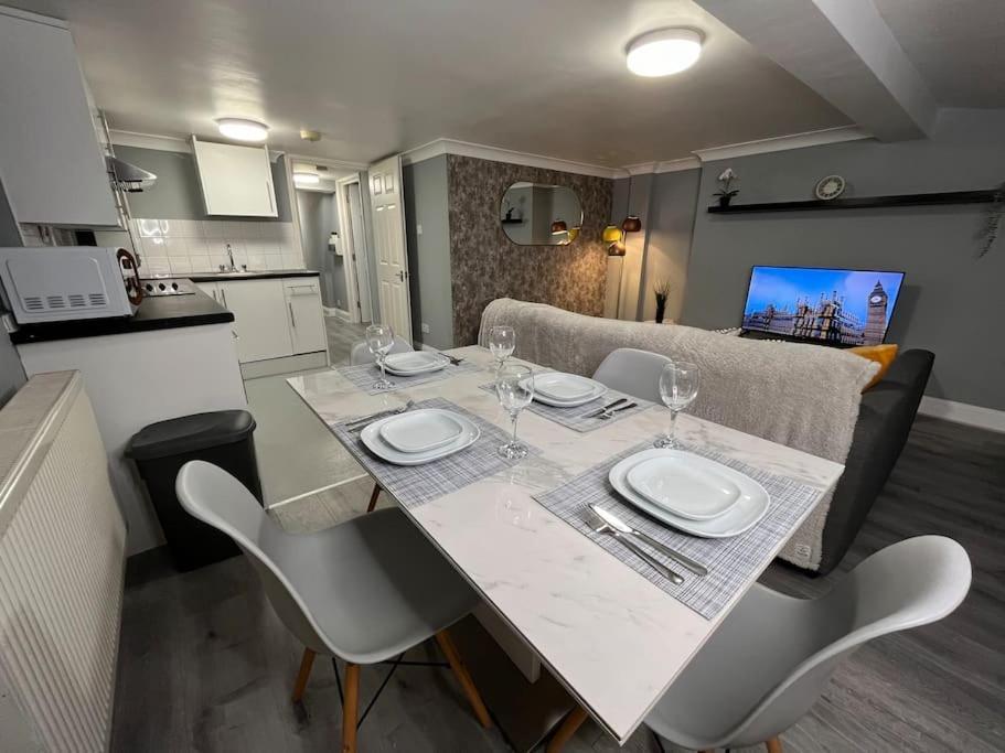 Modern With Stylish Terrace - Your London Oasis! Exterior photo